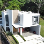 Casa moderna en venta en residencial exclusivo de Puerto Plata con acabados de lujo y picuzzi.