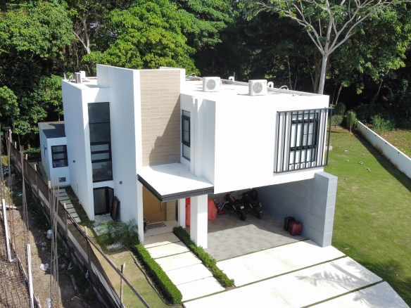 Casa moderna en venta en residencial exclusivo de Puerto Plata con acabados de lujo y picuzzi.