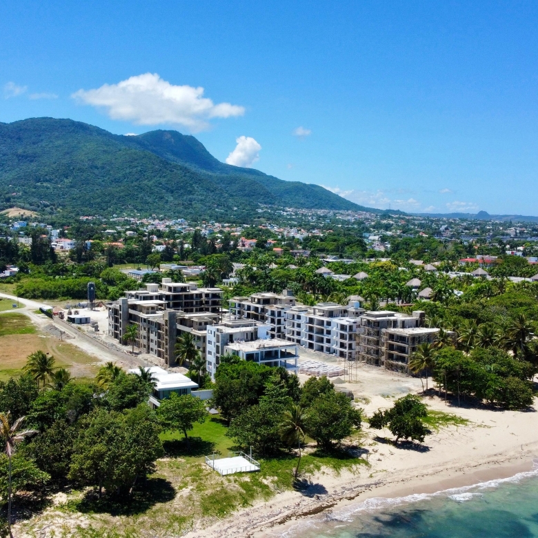 Desarrollo sostenible inmobiliario en Puerto Plata: edificio ecoamigable rodeado de naturaleza