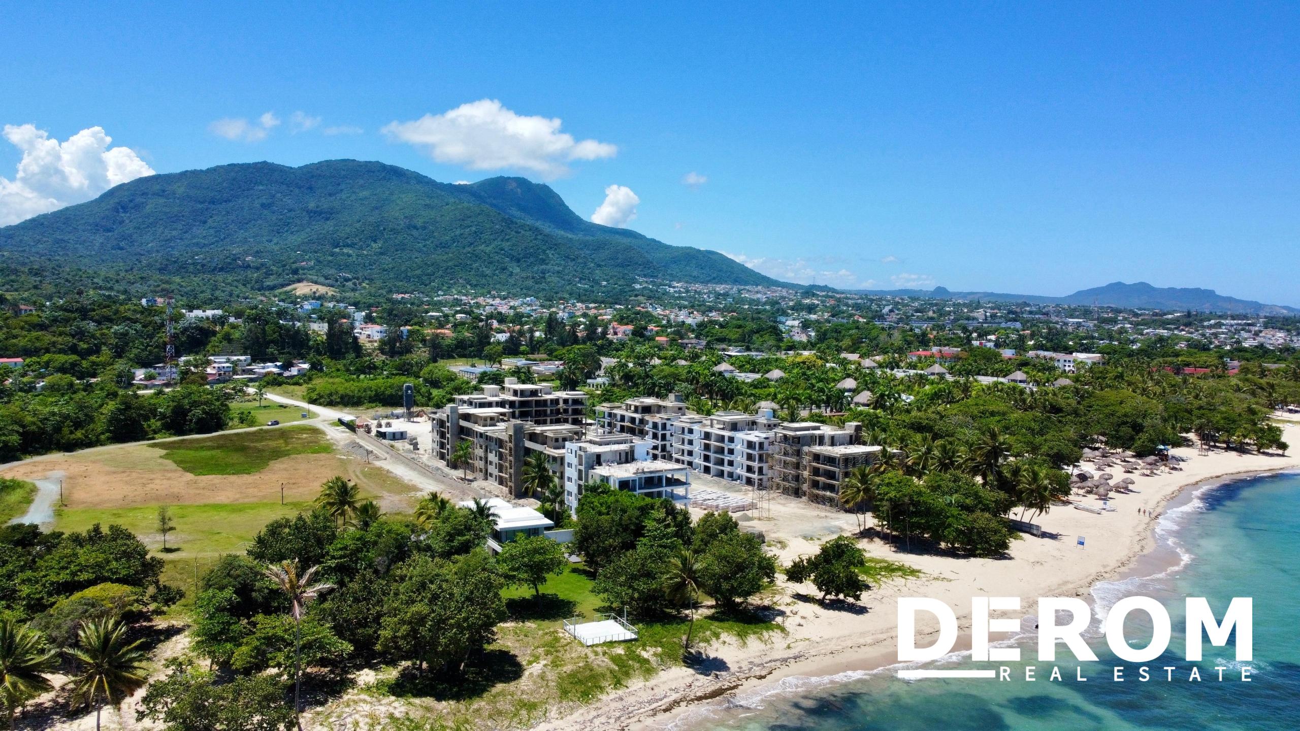 Desarrollo sostenible inmobiliario en Puerto Plata: edificio ecoamigable rodeado de naturaleza