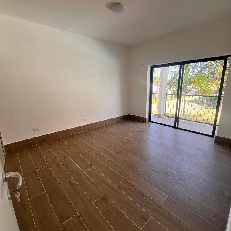 Apartamento en venta frente a la piscina con balcón corrido