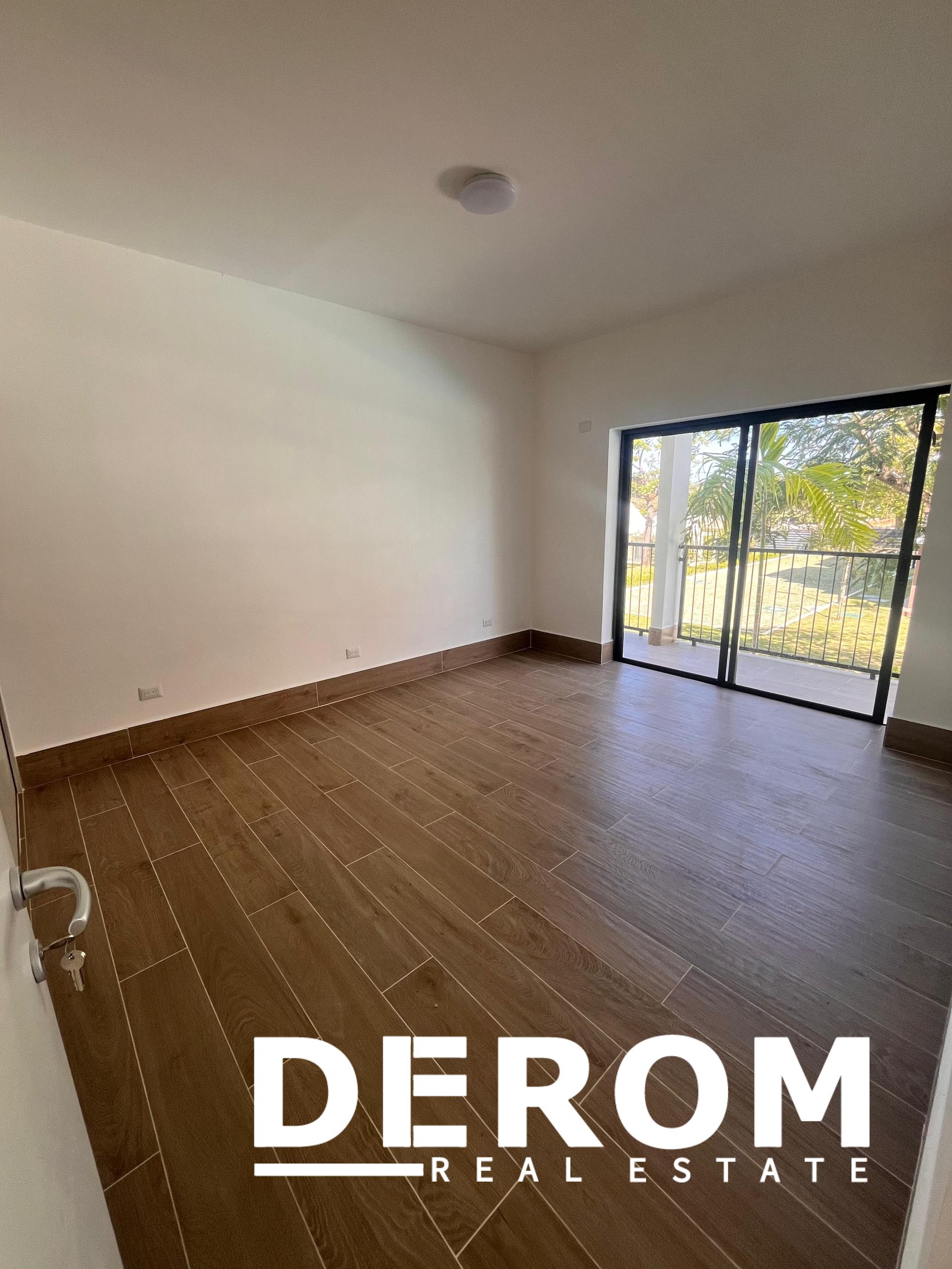 Apartamento en venta frente a la piscina con balcón corrido