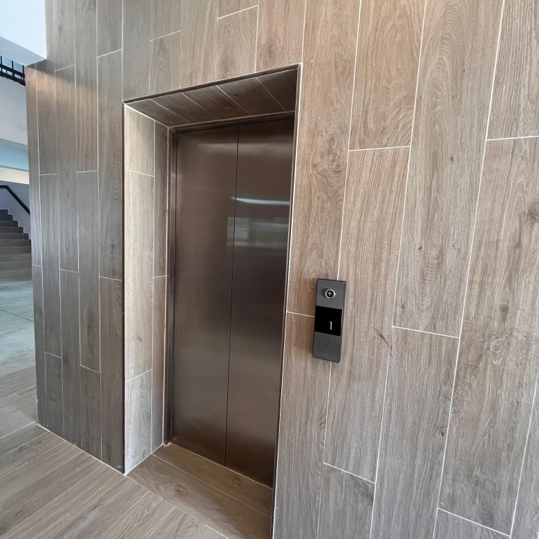 Apartamento en venta frente a la piscina con balcón corrido