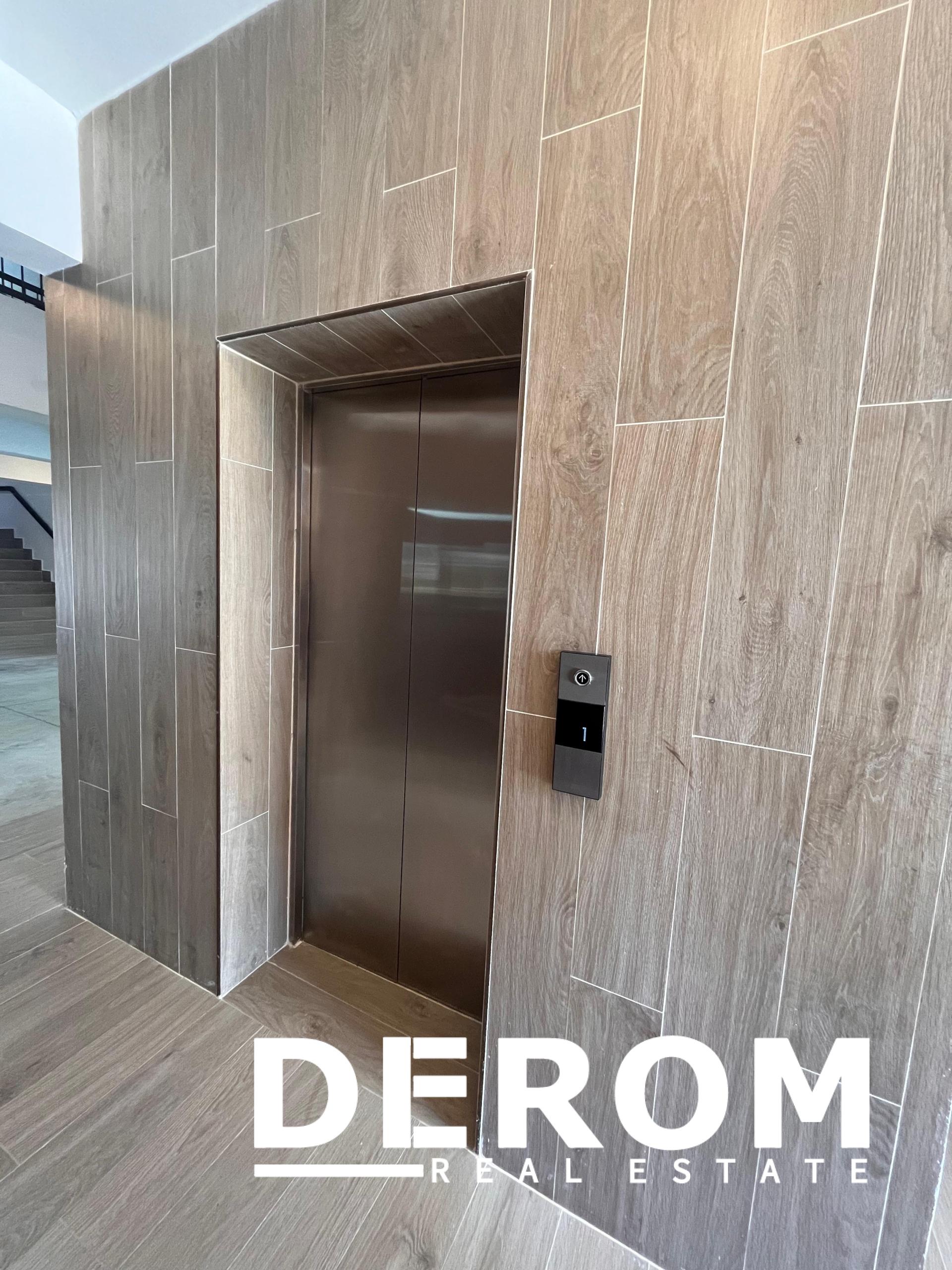 Apartamento en venta frente a la piscina con balcón corrido