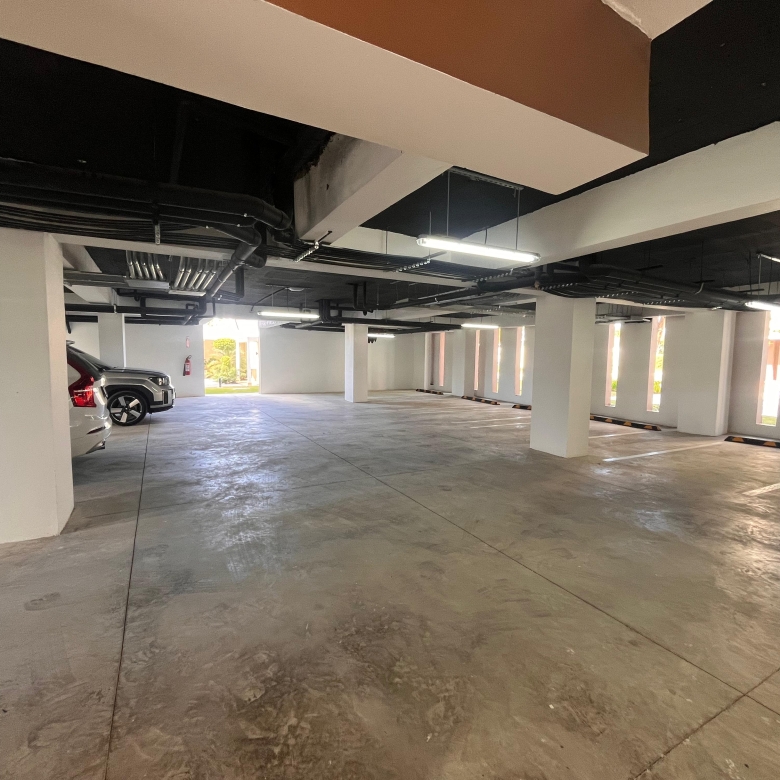 Apartamento en venta frente a la piscina con balcón corrido