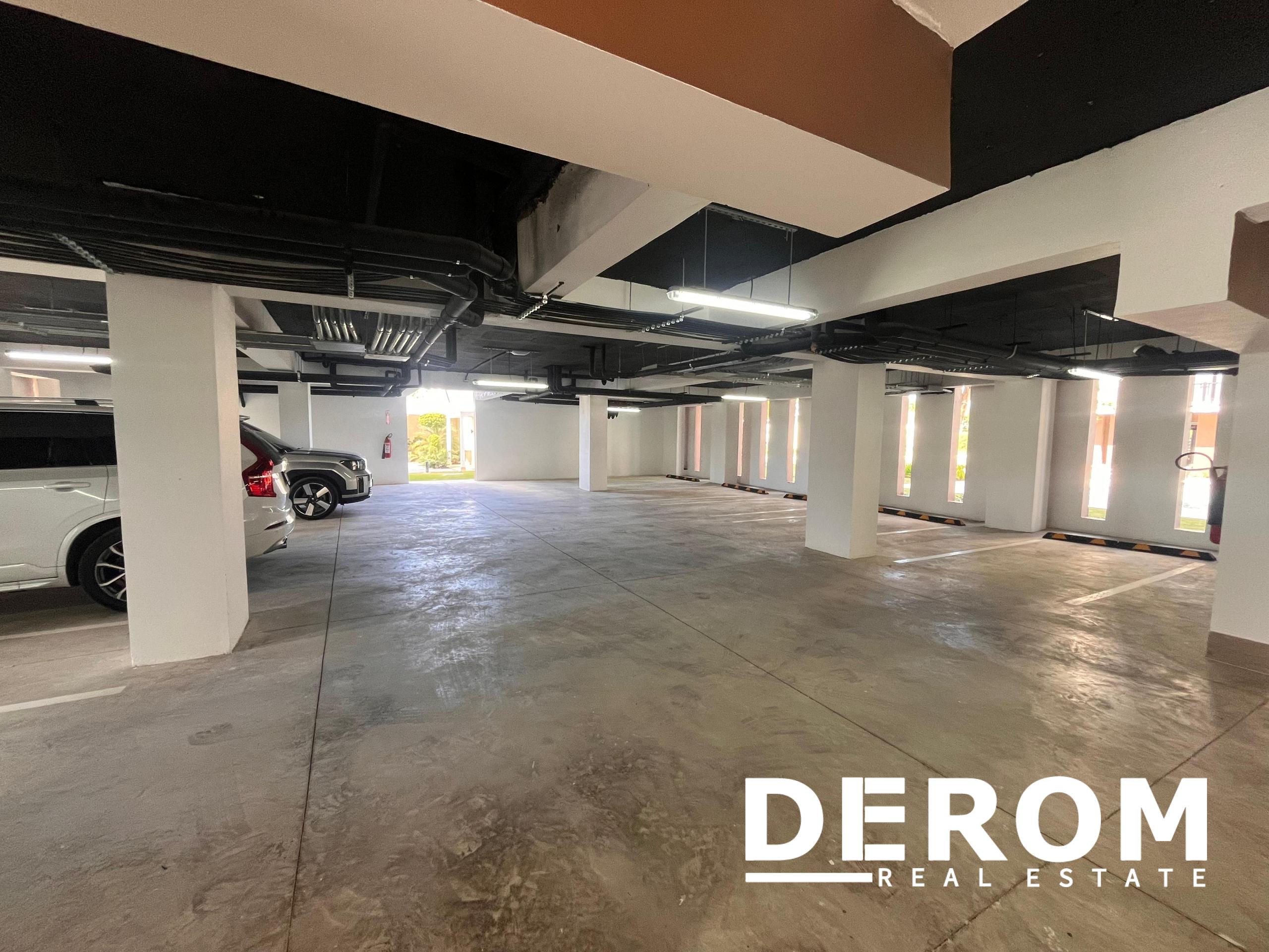 Apartamento en venta frente a la piscina con balcón corrido