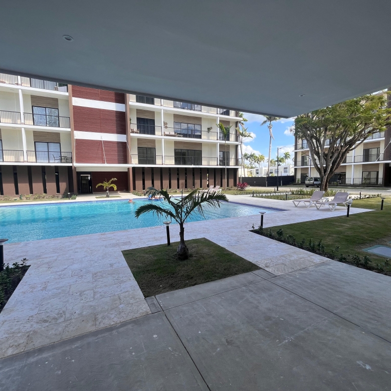 Apartamento en venta frente a la piscina con balcón corrido