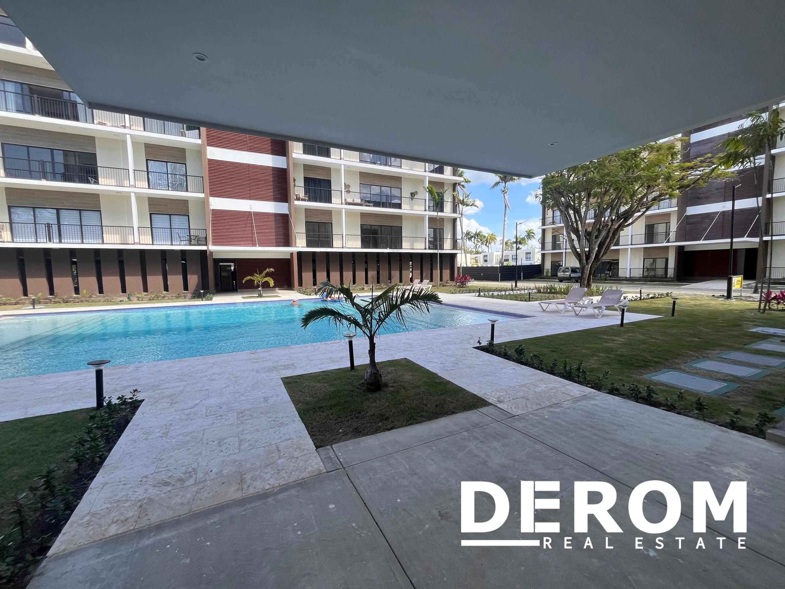 Apartamento en venta frente a la piscina con balcón corrido