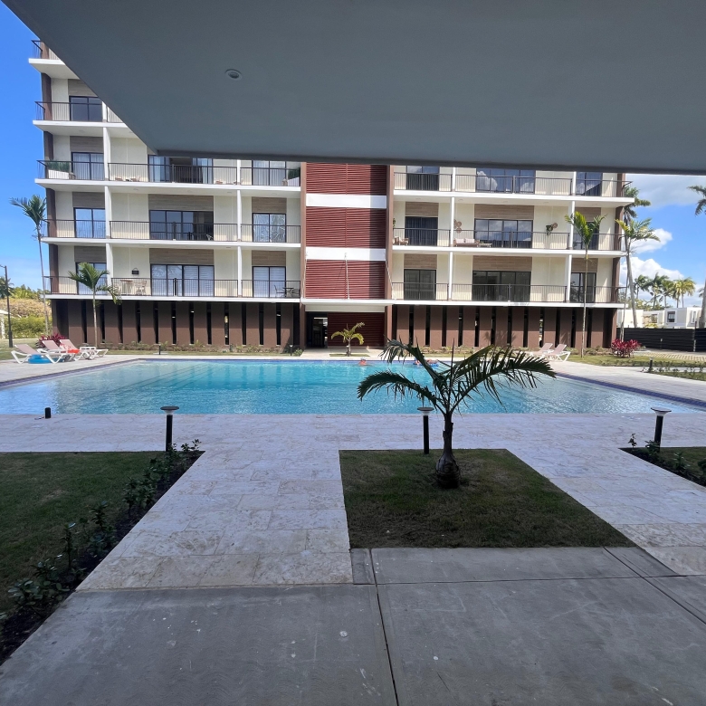 Apartamento en venta frente a la piscina con balcón corrido