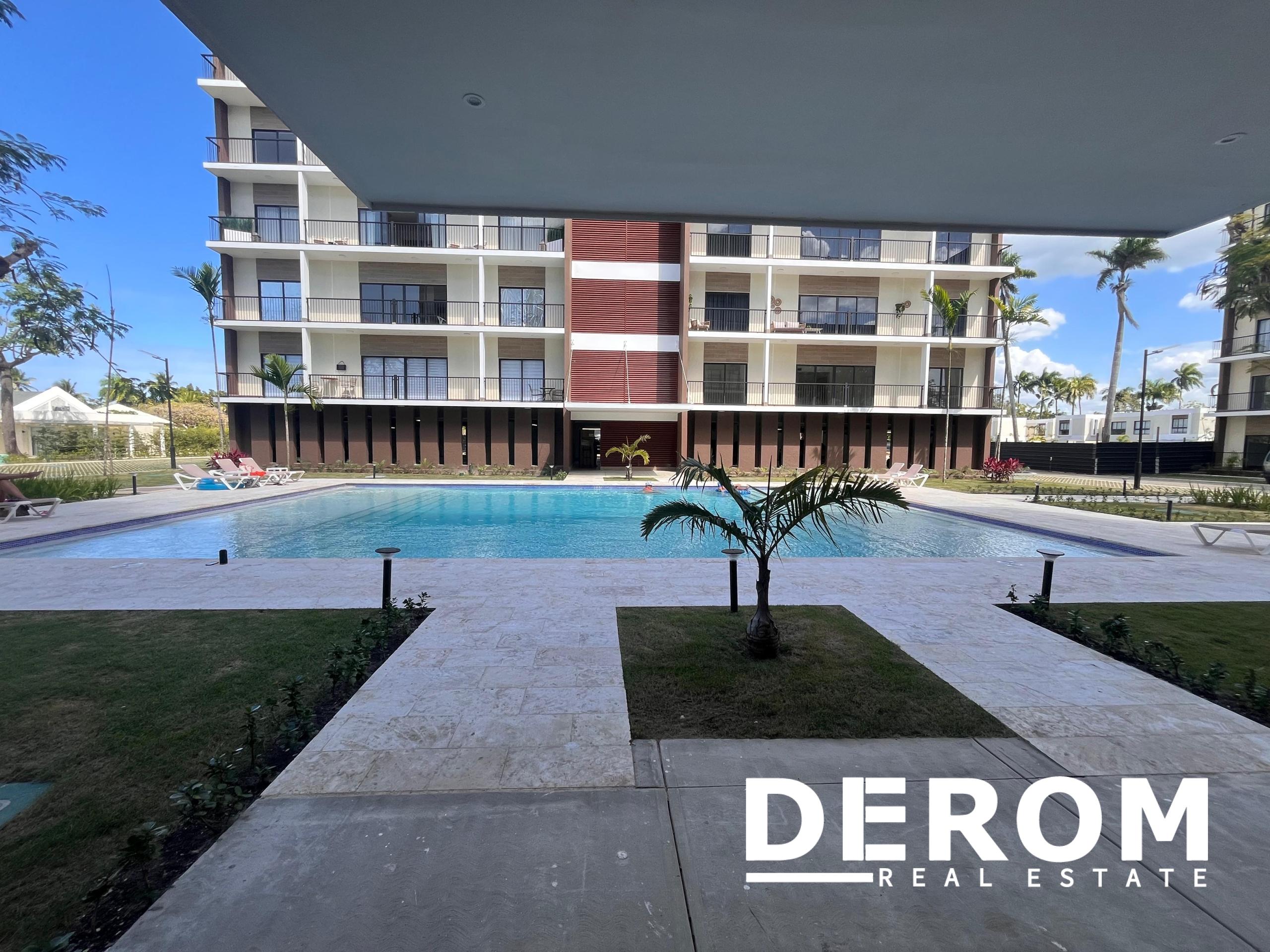Apartamento en venta frente a la piscina con balcón corrido