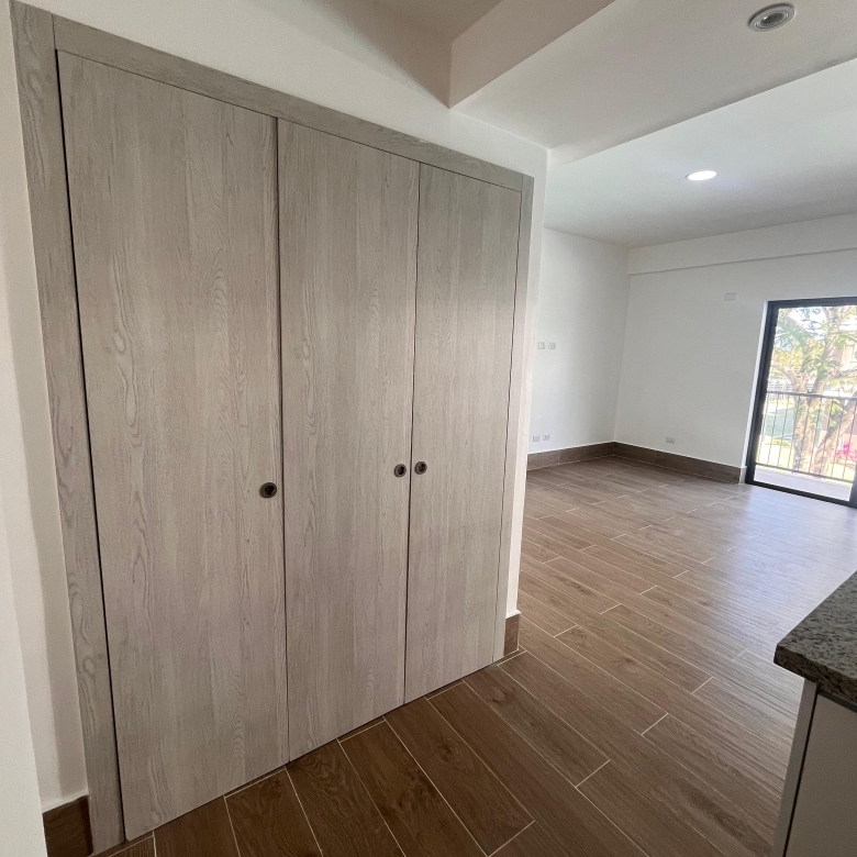 Apartamento en venta frente a la piscina con balcón corrido