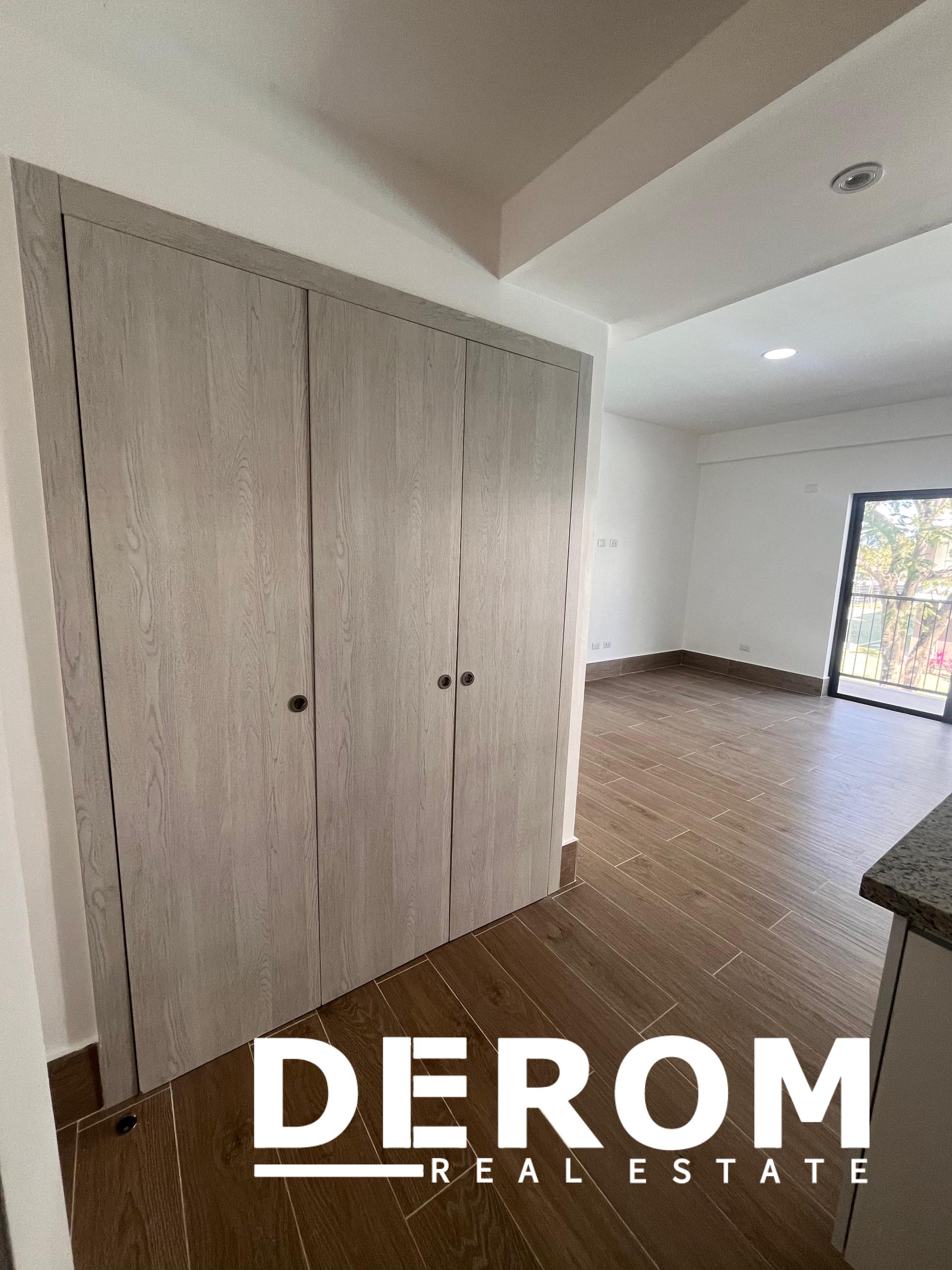 Apartamento en venta frente a la piscina con balcón corrido