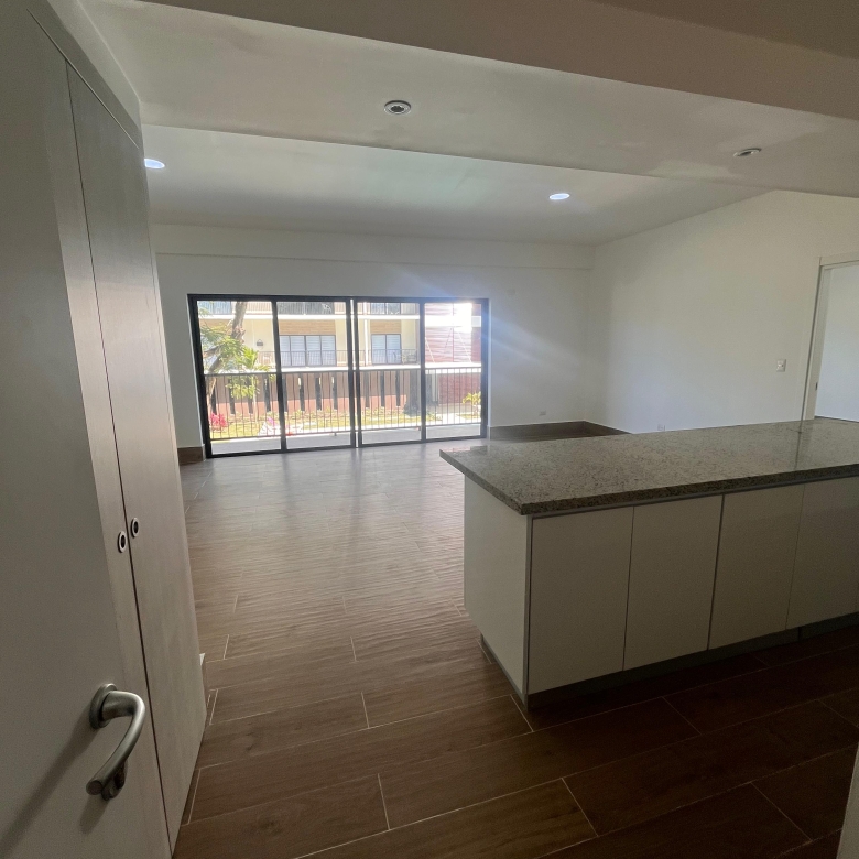 Apartamento en venta frente a la piscina con balcón corrido