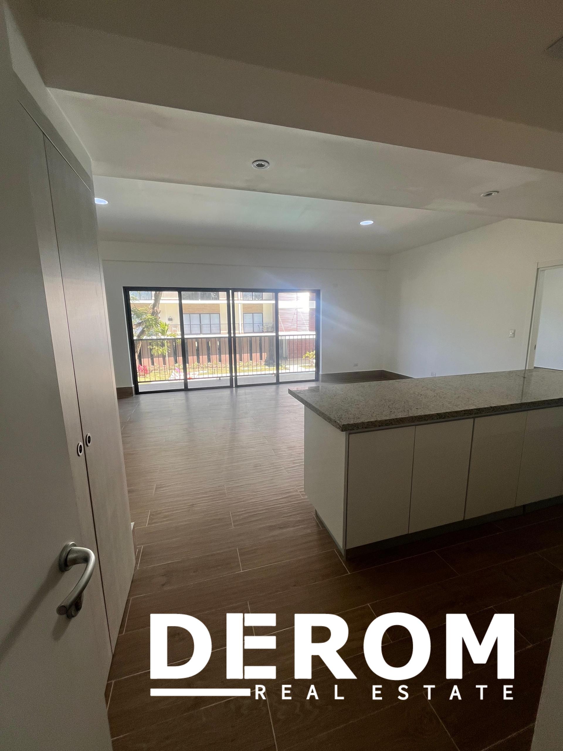 Apartamento en venta frente a la piscina con balcón corrido