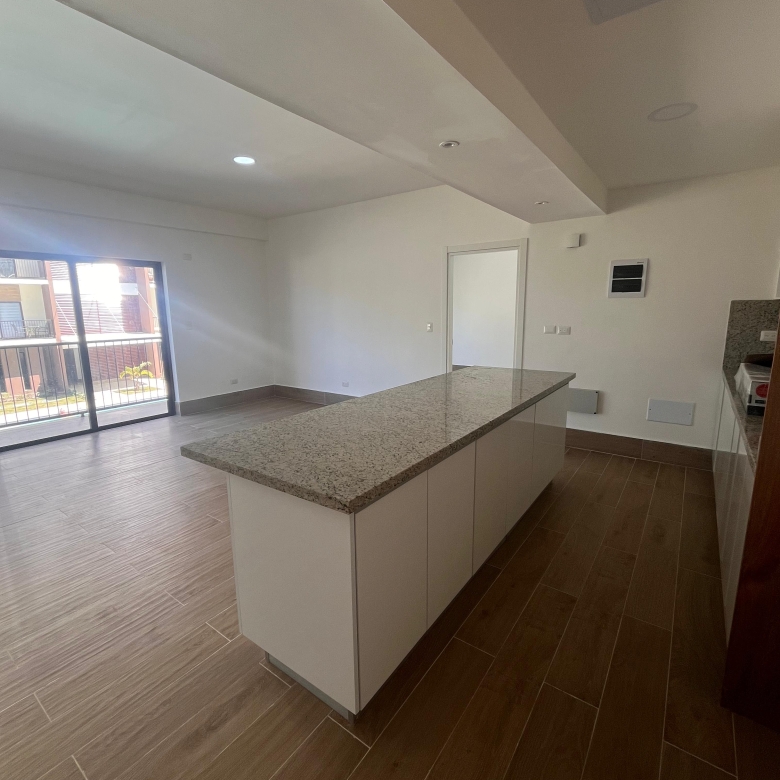 Apartamento en venta frente a la piscina con balcón corrido