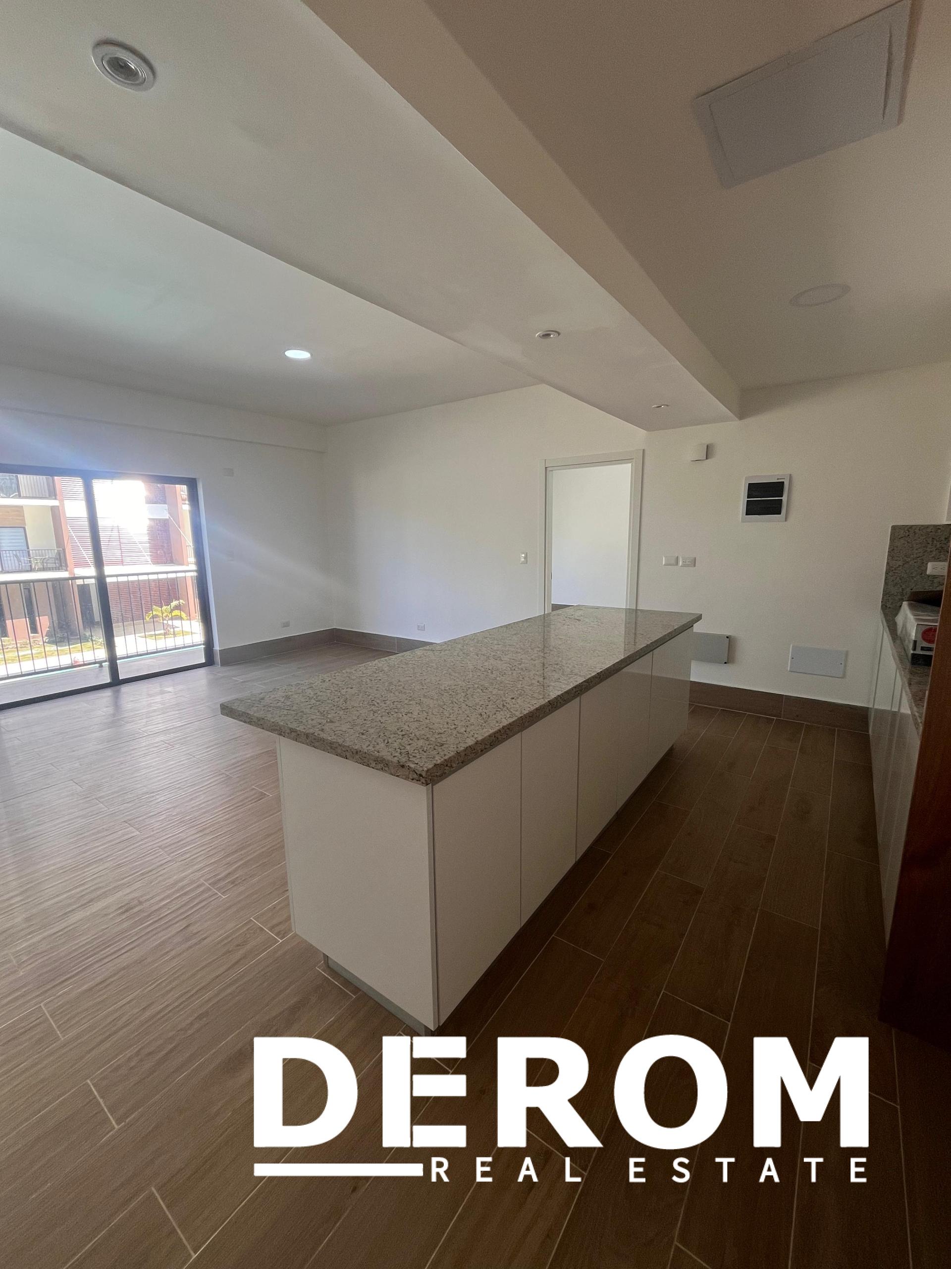 Apartamento en venta frente a la piscina con balcón corrido