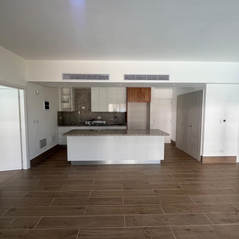 Apartamento en venta frente a la piscina con balcón corrido