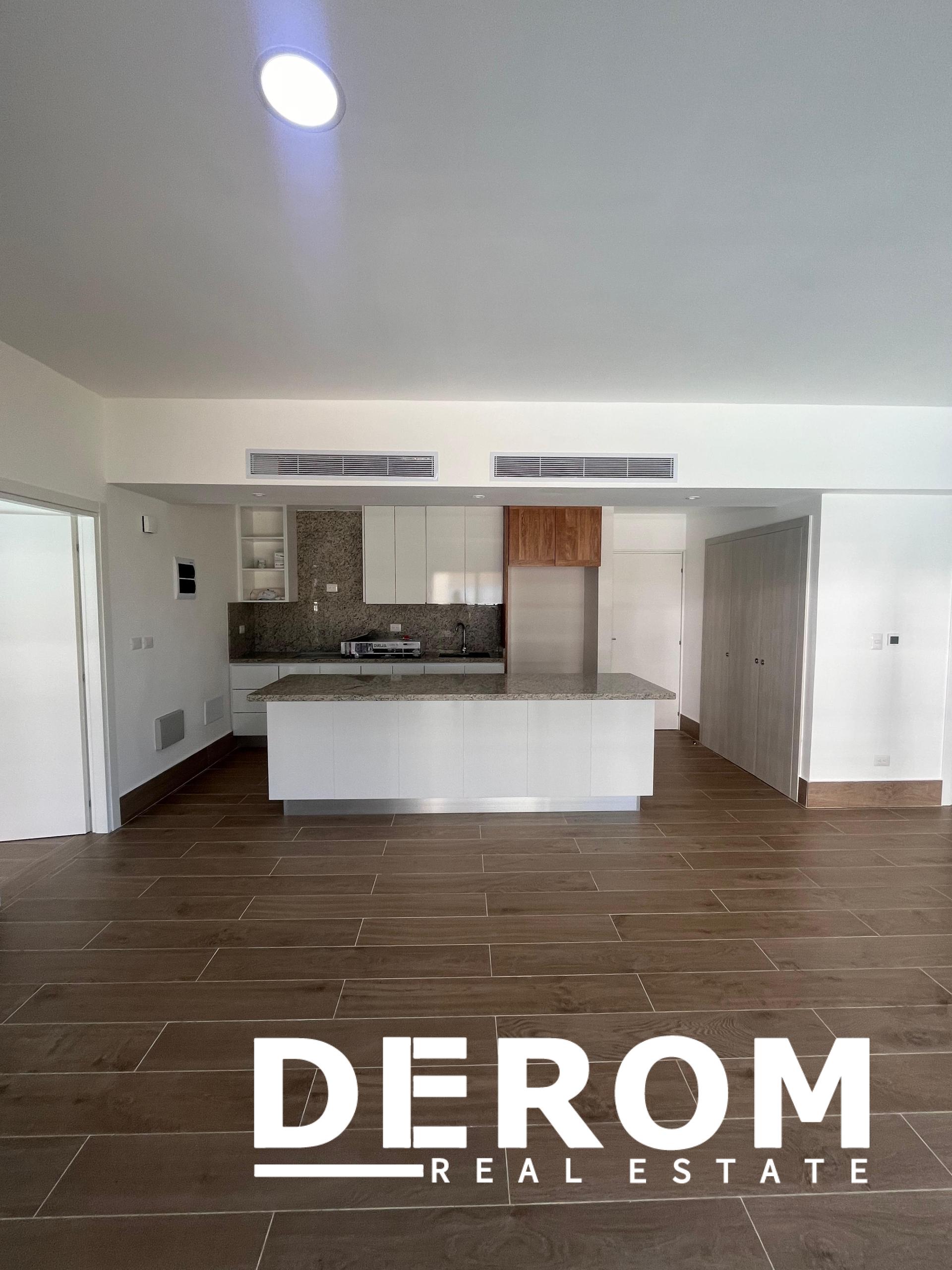 Apartamento en venta frente a la piscina con balcón corrido