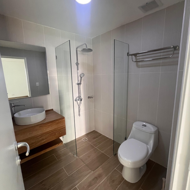 Apartamento en venta frente a la piscina con balcón corrido