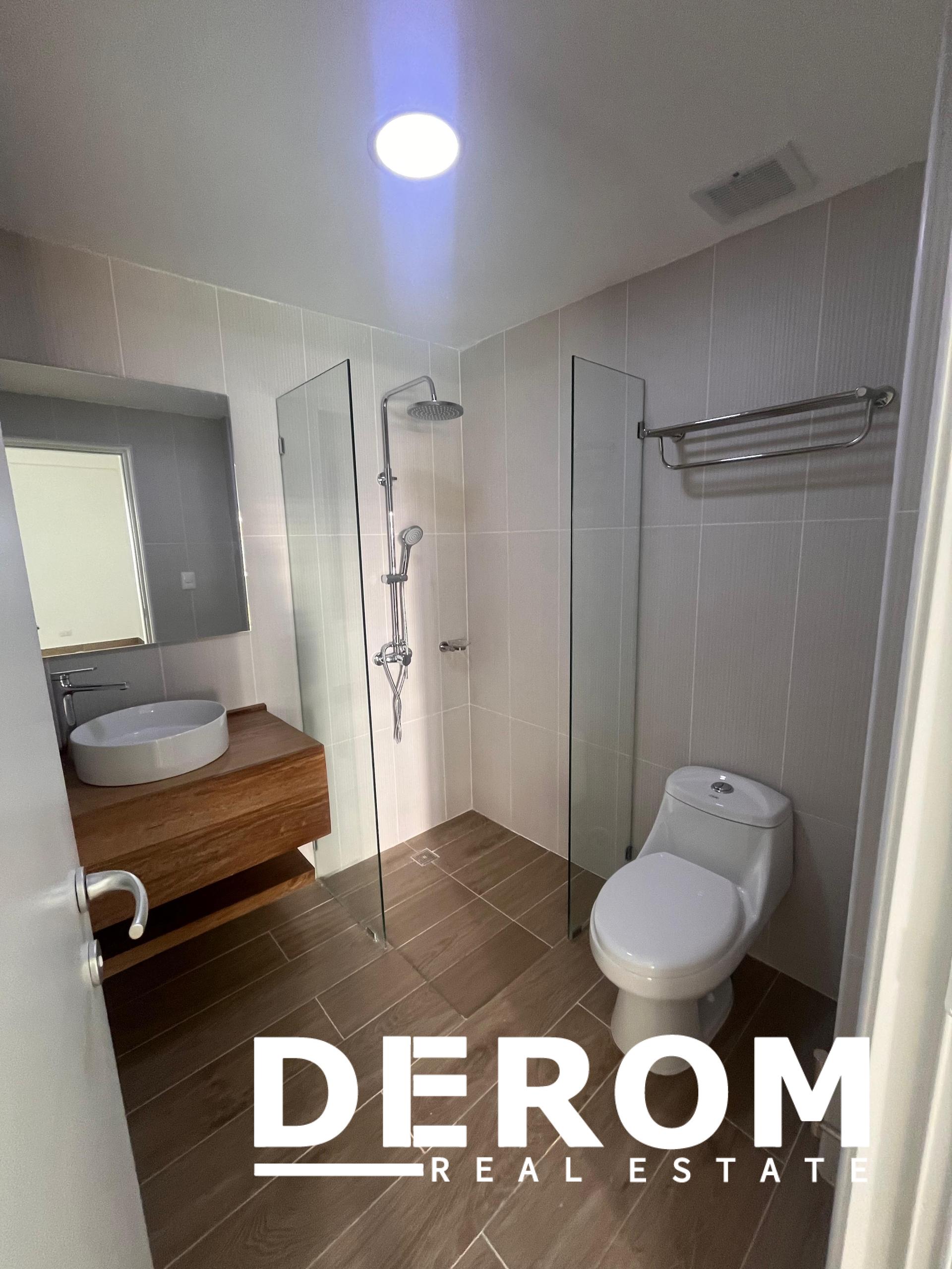 Apartamento en venta frente a la piscina con balcón corrido