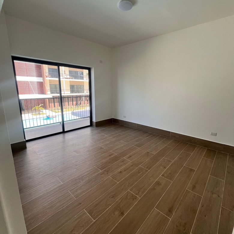 Apartamento en venta frente a la piscina con balcón corrido