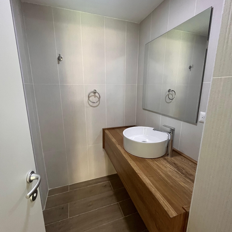 Apartamento en venta frente a la piscina con balcón corrido