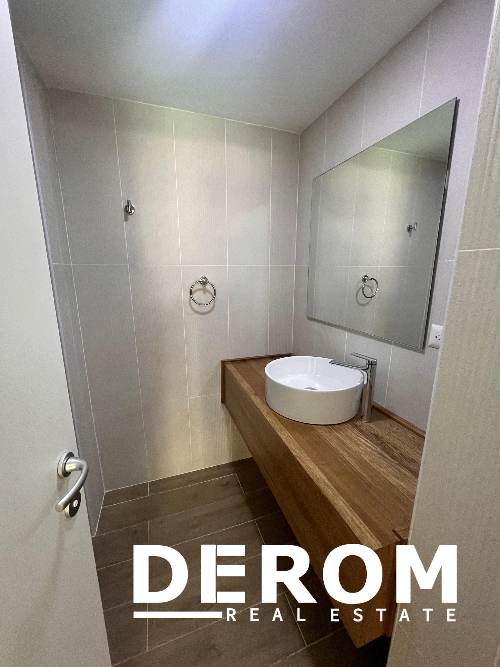 Apartamento en venta frente a la piscina con balcón corrido