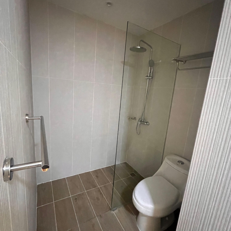 Apartamento en venta frente a la piscina con balcón corrido