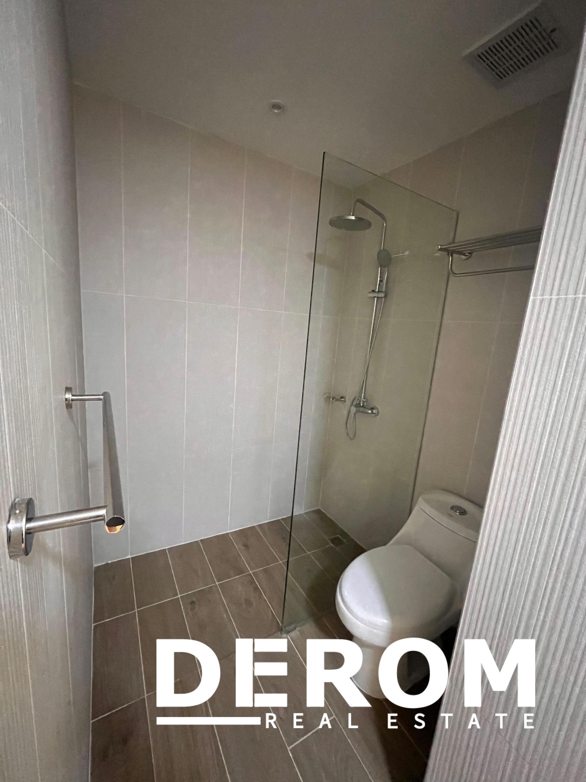 Apartamento en venta frente a la piscina con balcón corrido