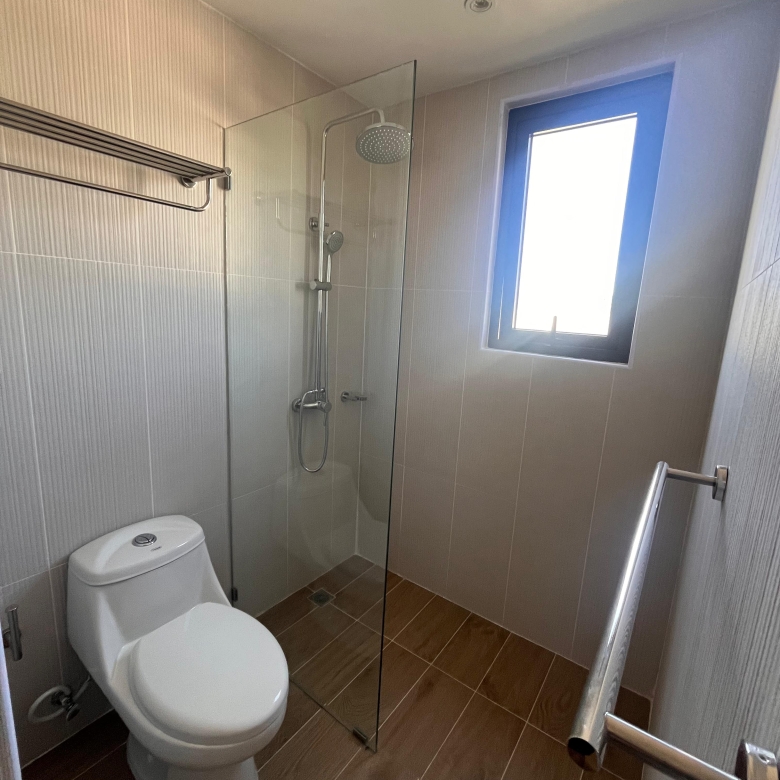 Apartamento en venta frente a la piscina con balcón corrido