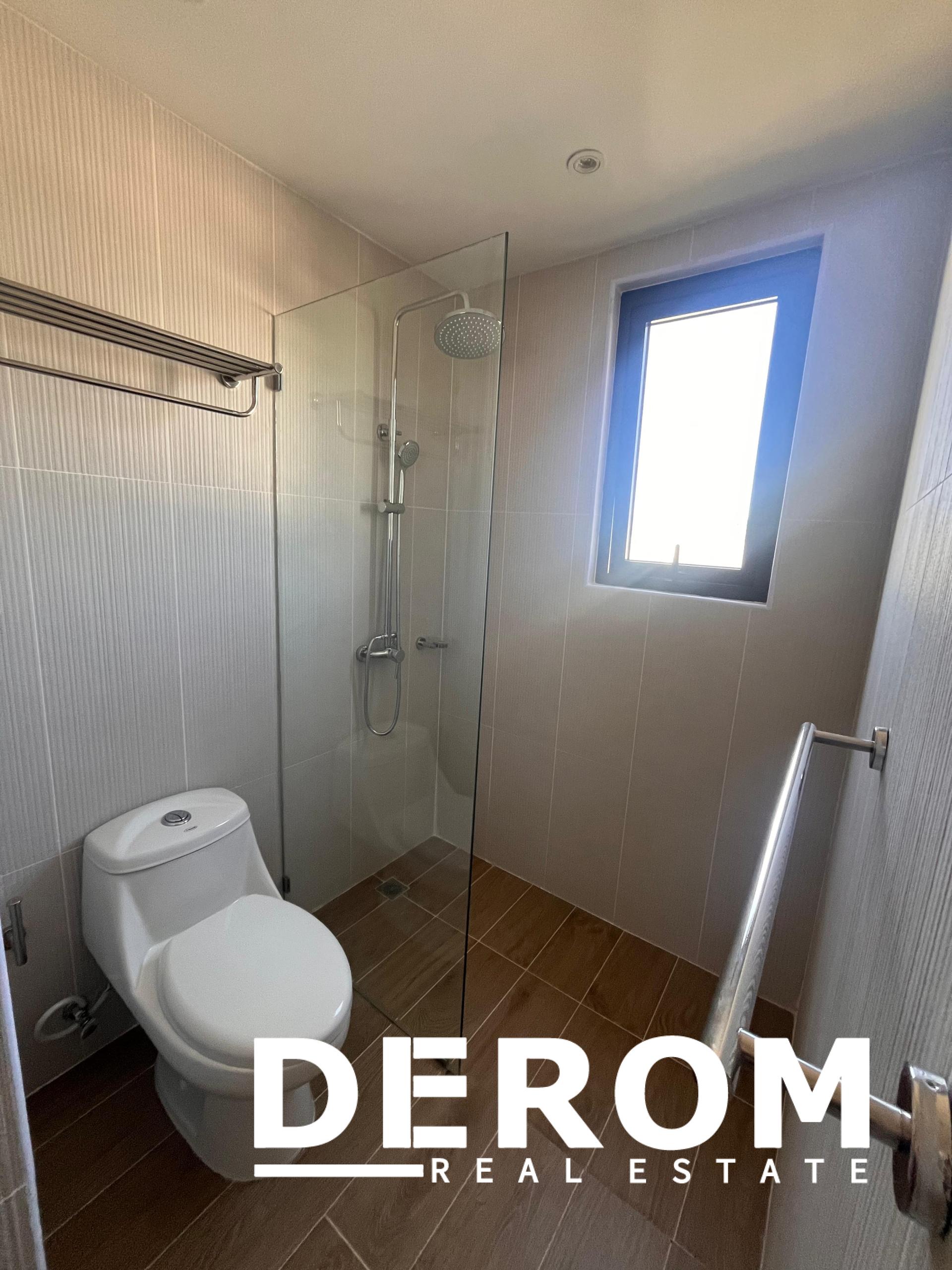 Apartamento en venta frente a la piscina con balcón corrido