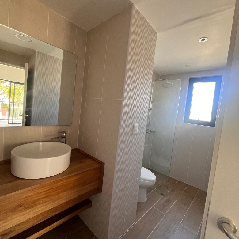 Apartamento en venta frente a la piscina con balcón corrido