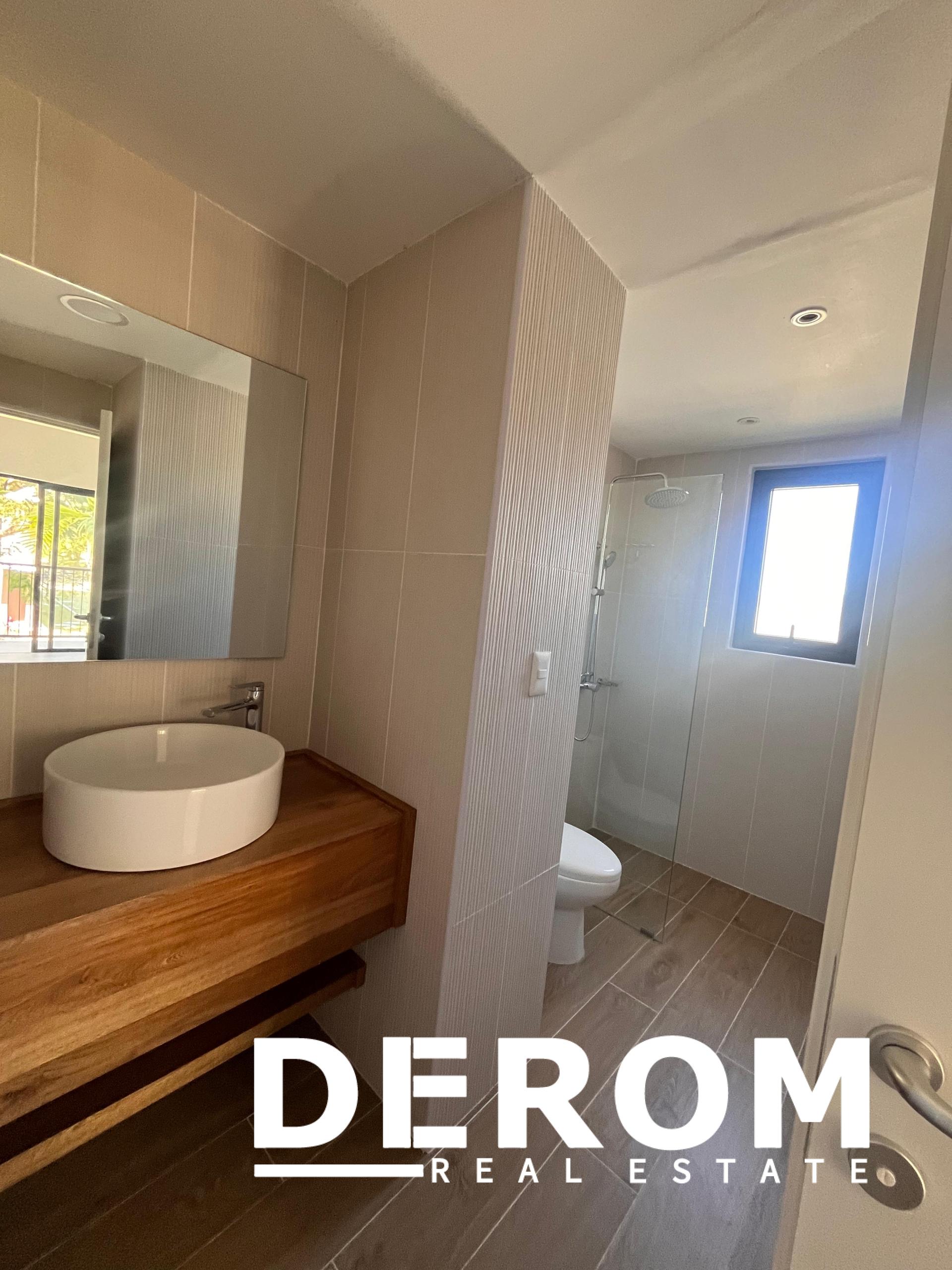 Apartamento en venta frente a la piscina con balcón corrido
