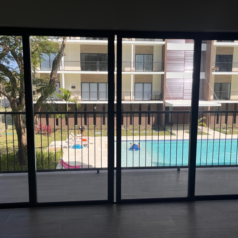 Apartamento en venta frente a la piscina con balcón corrido