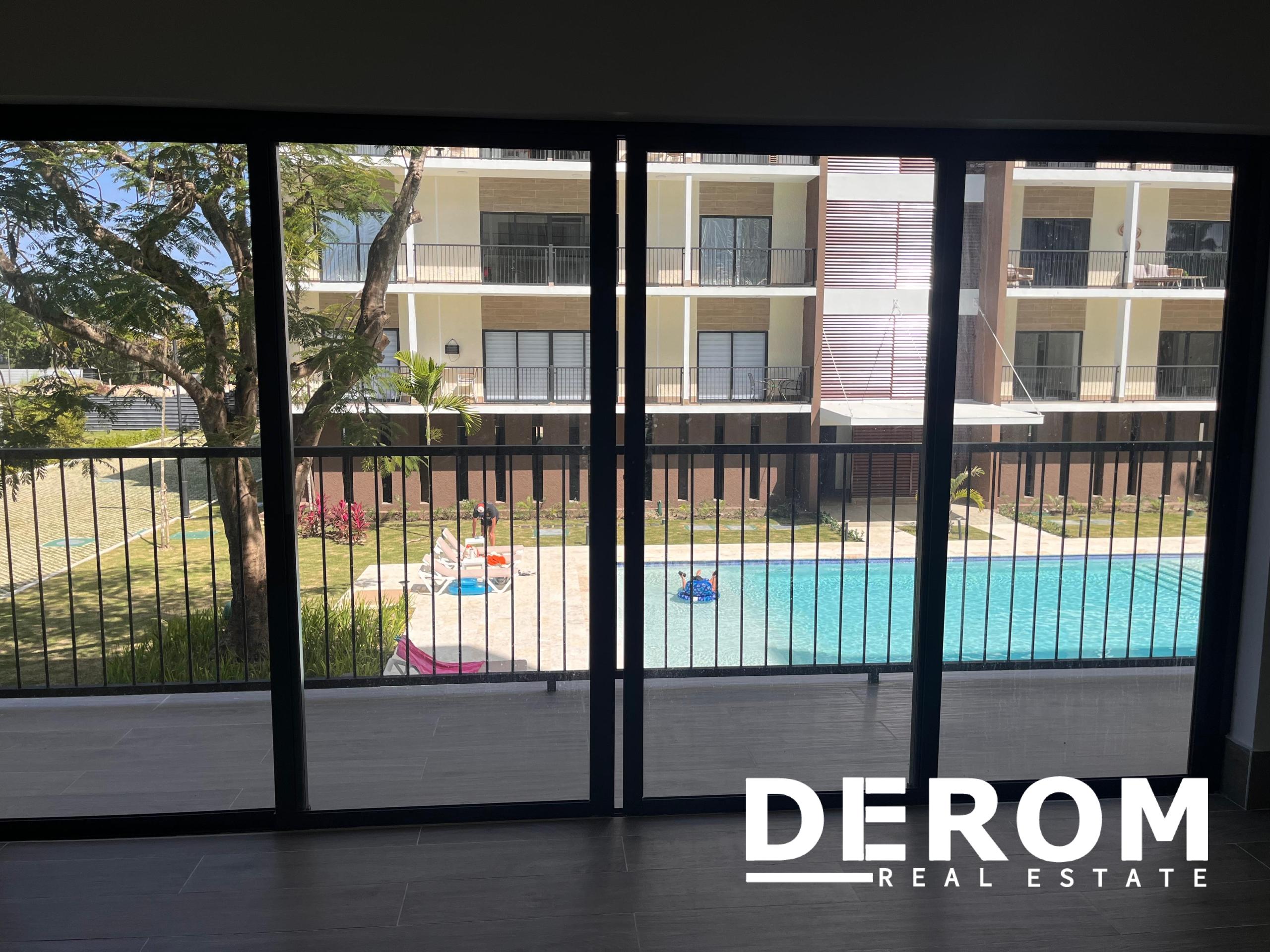 Apartamento en venta frente a la piscina con balcón corrido