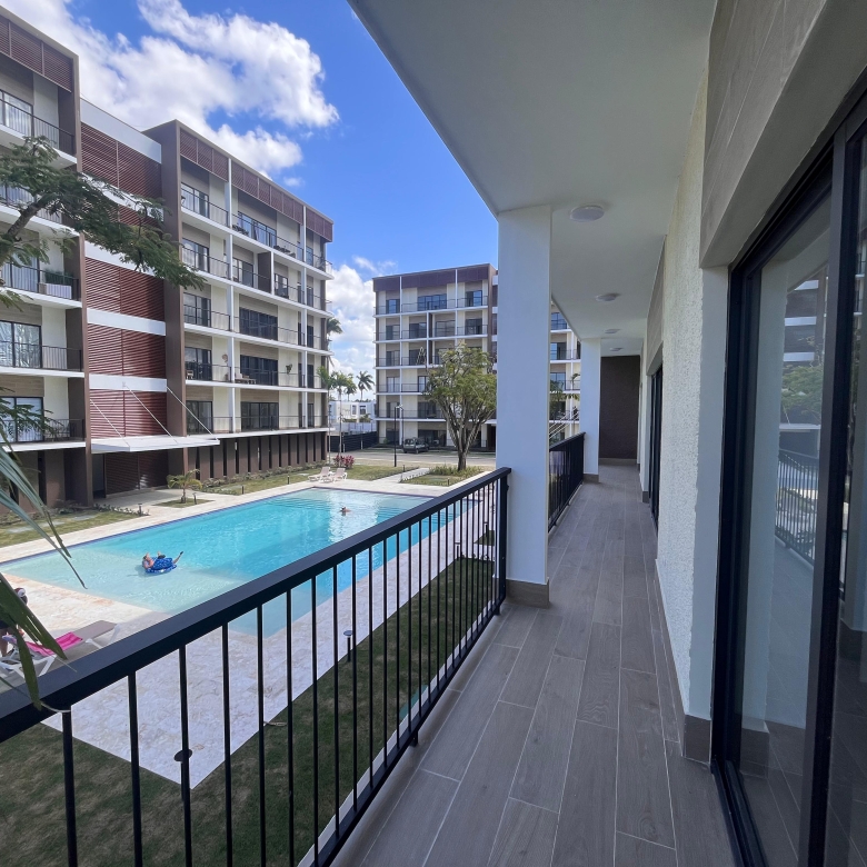 Apartamento en venta frente a la piscina con balcón corrido