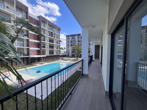 Apartamento en venta frente a la piscina con balcón corrido