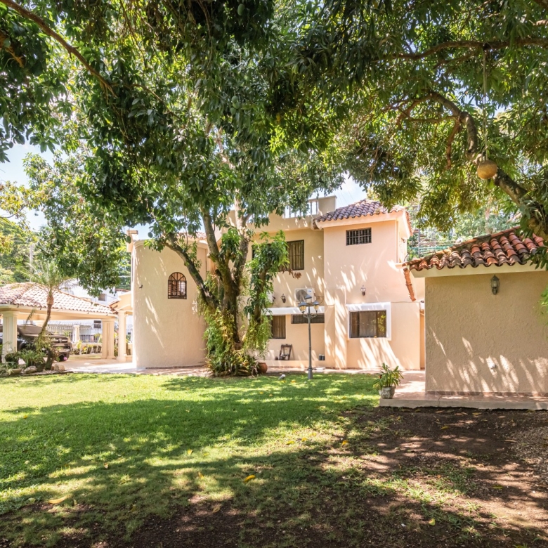 Casa de dos niveles en venta en Puerto Plata