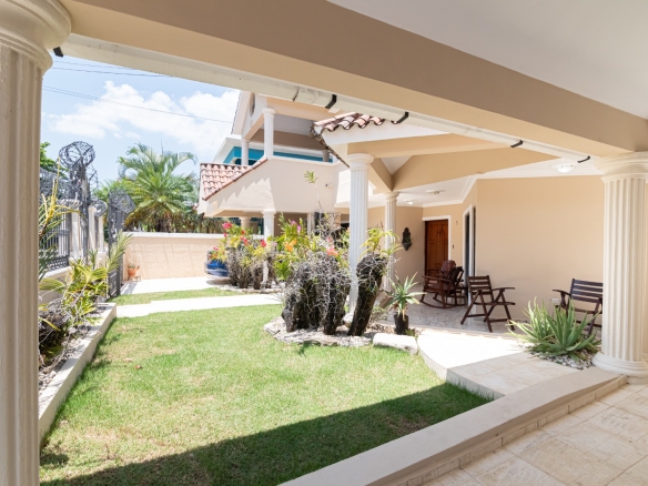 Casa de dos niveles en venta en Puerto Plata