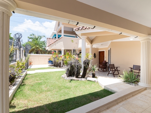 Casa de dos niveles en venta en Puerto Plata