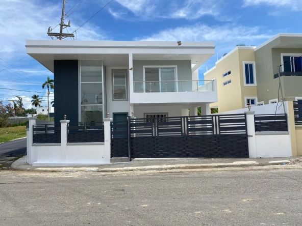 Casa en venta en Residencial El Doral con piscina privada