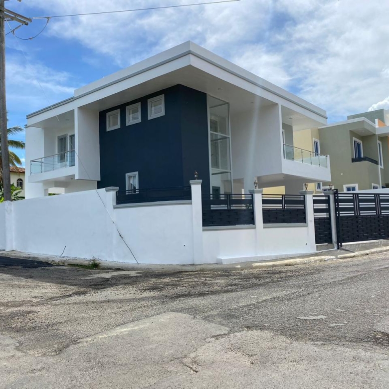 Casa en venta en Residencial El Doral con piscina privada